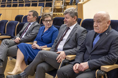 Władze uczelni od lewej prorektorzy prof. B.Miller, prof. I.Włoch, rektor prof. P.Koszelnik, dziekan WMiFS prof. C.Jasiukiewicz