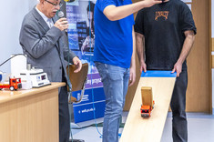 Pokazy z fizyki, prof.T.Więcek i Koło Naukowe Foton