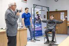 Pokazy z fizyki, prof. T.Więcek i Koło Naukowe Foton