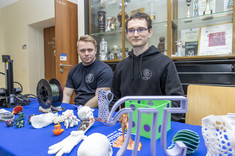 Stoisko Koła Naukowego X-Med, mgr inż. M.Drąg, mgr inż. M.Wanic